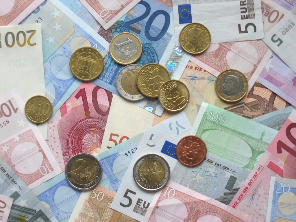 Haushalt 2025 Georg Schroeter Euro Münzen Banknoten Finanzen