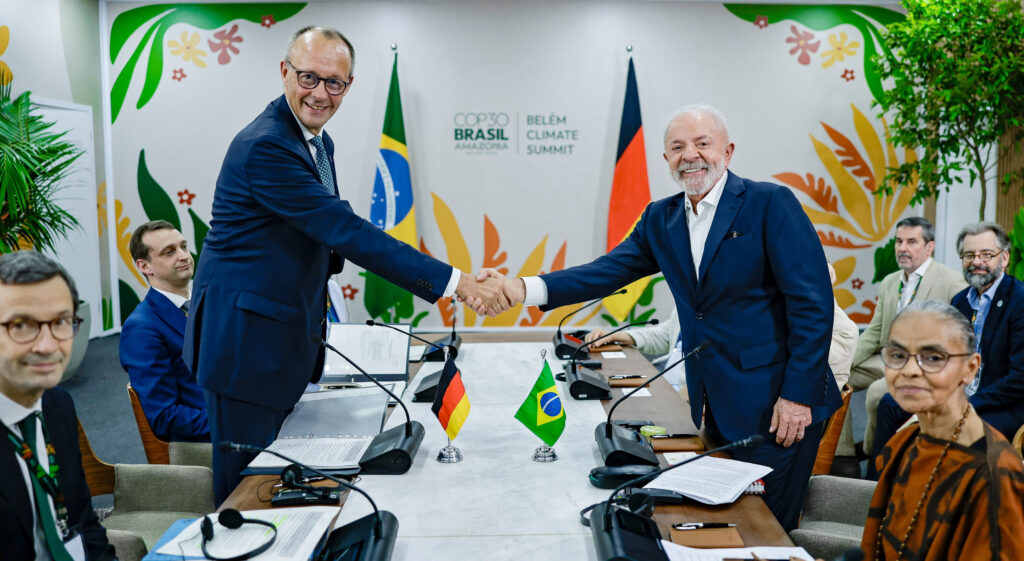 Friedrich Merz bei einer Pressekonferenz – Symbolfoto zur COP30 Weltklimakonferenz und Deutschlands Klimapolitik in Belém 2025
