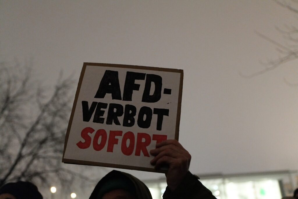 Schild mit der Aufschrift "AfD Verbot sofort" bei politischer Demonstration