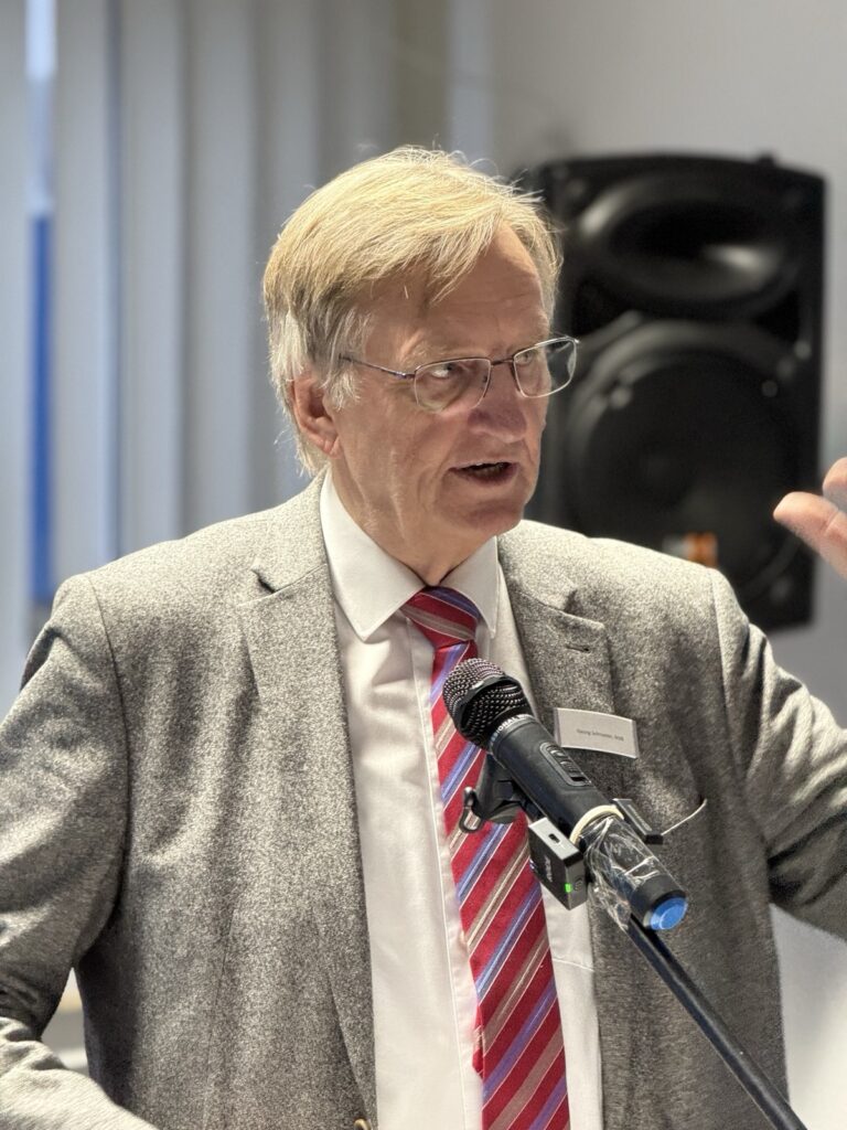 Georg Schröter spricht beim Bürgerdialog in Arnsberg vor Bürgern über die 65-Millionen-Euro-EEG-Zusatzlast und den alternativen Haushalt.