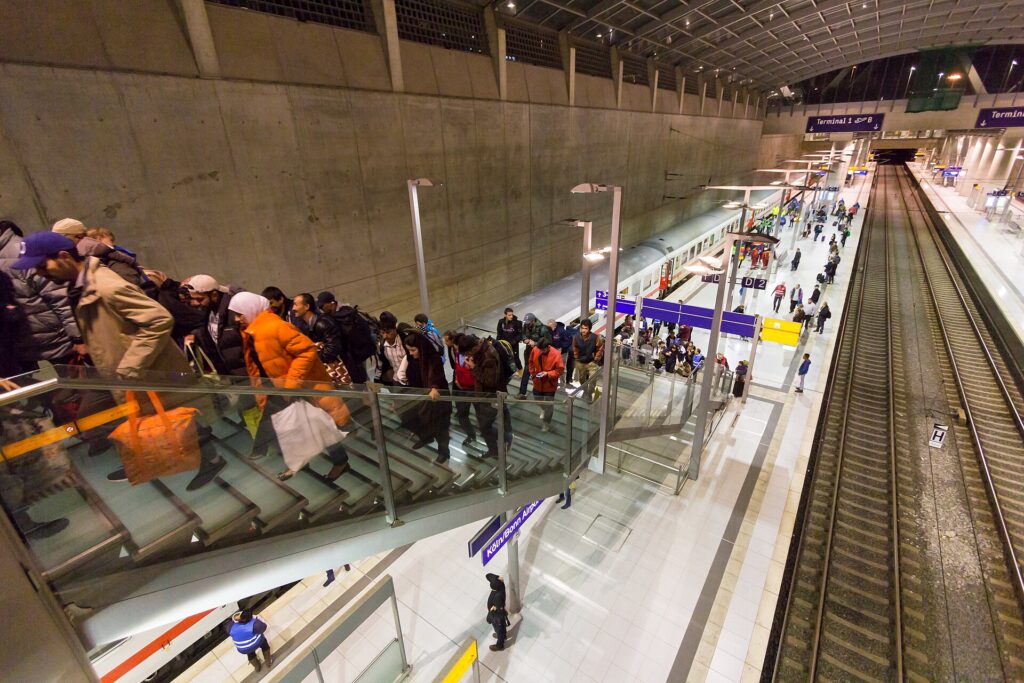 Symbolbild zur Migrationspolitik zeigt Flüchtlinge bei der Ankunft am Flughafen Köln/Bonn während der Flüchtlingskrise 2015