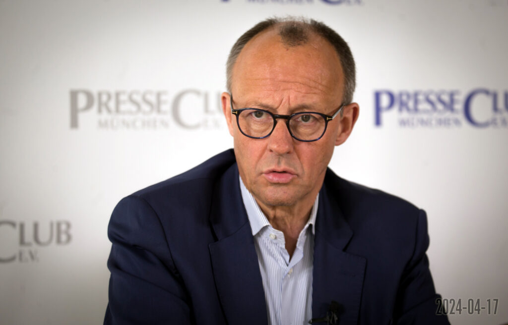 Friedrich Merz steht für den Haushalt 2027 und den geplanten Schuldenstaat