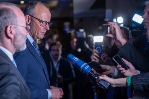 Friedrich Merz blickt nachdenklich zur Seite beim EPP-Treffen – Symbolbild zur Kritik an Merz