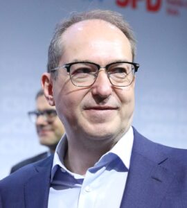 Symbolbild zur Verfassungschutz -Reform:Alexander Dobrindt bei der Unterzeichnung des Koalitionsvertrages am 5. Mai 2025
