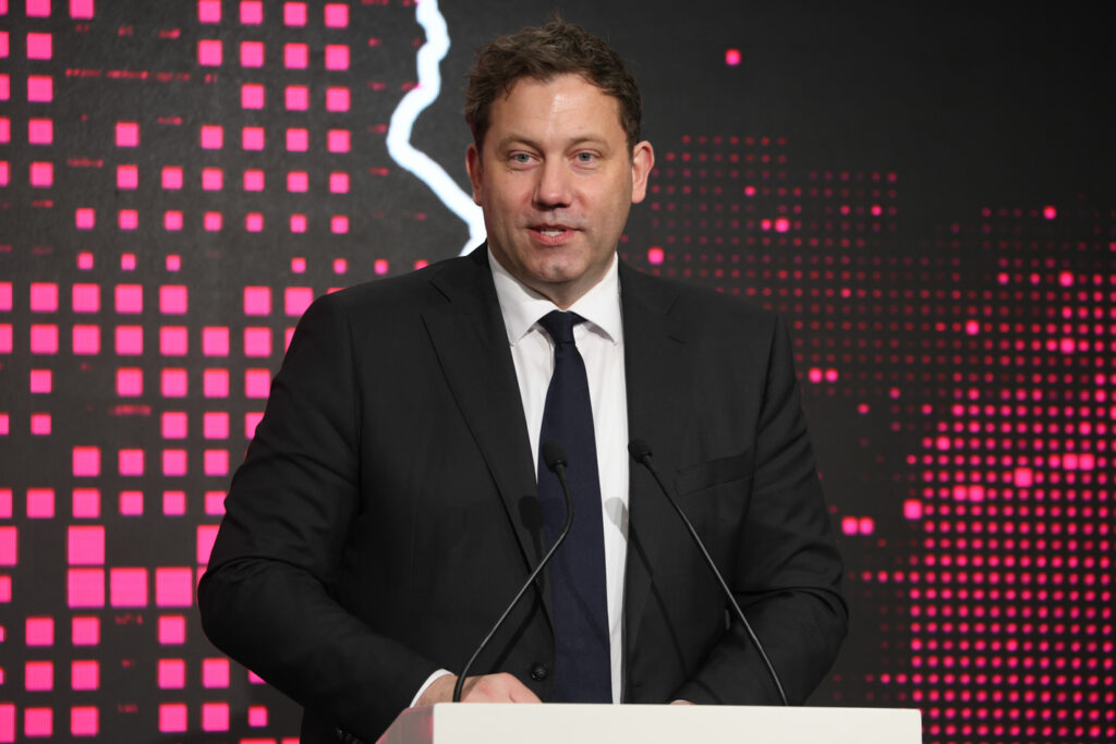 Bundesfinanzminister Lars Klingbeil (SPD) – geplante Plastik und Zuckersteuer mit 1.046 zusätzlichen Stellen