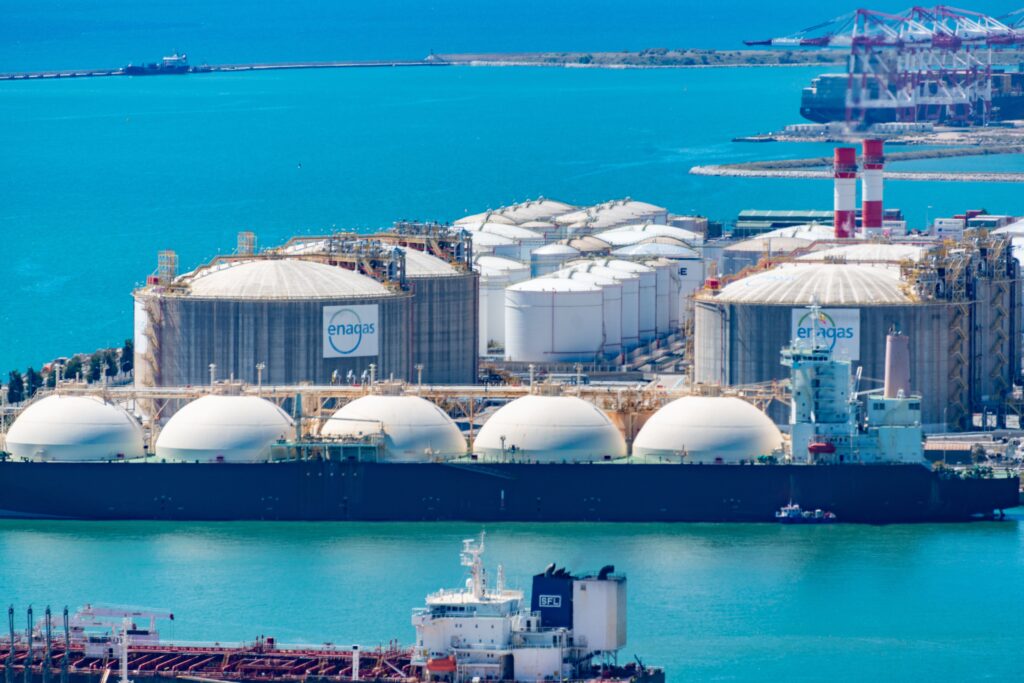 Gasspeicher Symbolbild: LNG-Terminal mit Gastanker als Symbol für Deutschlands Gasimporte und Energieabhängigkeit